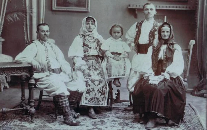 Familie de bănăţeni în costume tradiţionale