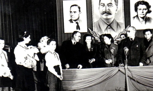 O delegaţie de pionieri înmânează lui Gheorghe Gheorghiu-Dej un buchet de flori la marele miting de la Atelierele I.T.B. Floreasca, cu prilejul alegerilor din 3 decembrie 1950 (©  „Fototeca online a comunismului românesc”, cota: 126(89)/1950) 