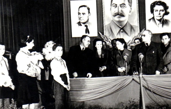 O delegaţie de pionieri înmânează lui Gheorghe Gheorghiu-Dej un buchet de flori la marele miting de la Atelierele I.T.B. Floreasca, cu prilejul alegerilor din 3 decembrie 1950 (© „Fototeca online a comunismului românesc”, cota: 126(89)/1950)