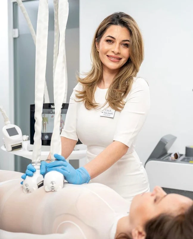 Ela Crăciun și sora sa, doctor Ana Crăciun Douglas, sunt extrem de apropiate încă din copilărie