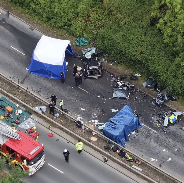 Șapte morți, printre care și doi polițiști, după ce un autoturism care circula pe contrasens a intrat într-o mașină a poliției, în UK