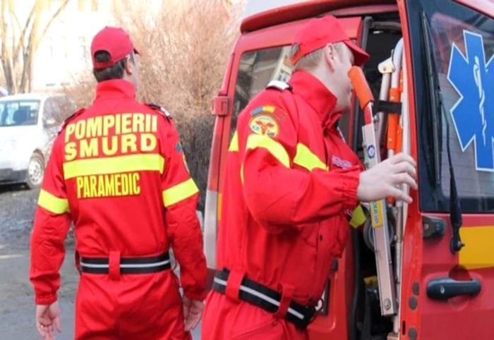În ambulanță au fost făcute în zadar manevrele necesare pentru ca micuțul să elimine crenvurstulFoto: realitateadearges.net