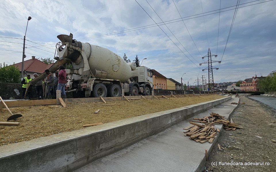 Cum arată noua promenadă din centrul Hunedoarei, clădită de muncitorii aduși din țări exotice VIDEO
