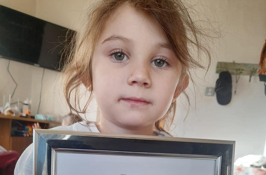 Povestea sfâșietoare a trei copilași. De Revelion și-au dus mama la groapă, răpusă de cancer. Apoi casa lor a rămas fără acoperiș