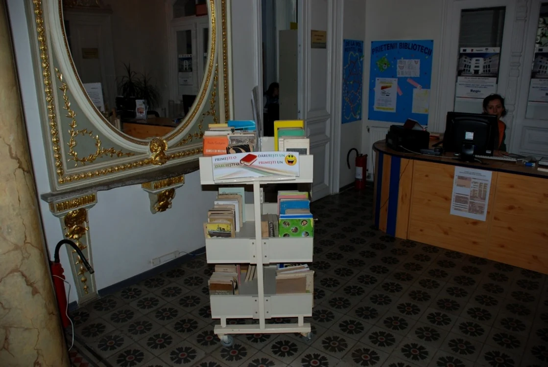 Cărţile se pot lua de la un stand special amenajat  FOTO Florentin Coman