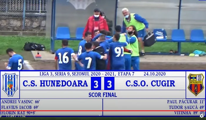 Fotbaliștii lui CS Hunedoara își felicită portarul pentru golul marcat Captură video