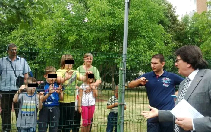 
    Un copil i-a cerut primarului Nicolae Robu "să pună gard electric atunci când se dau țiganii pe tobogan"foto: adevarul.ro  