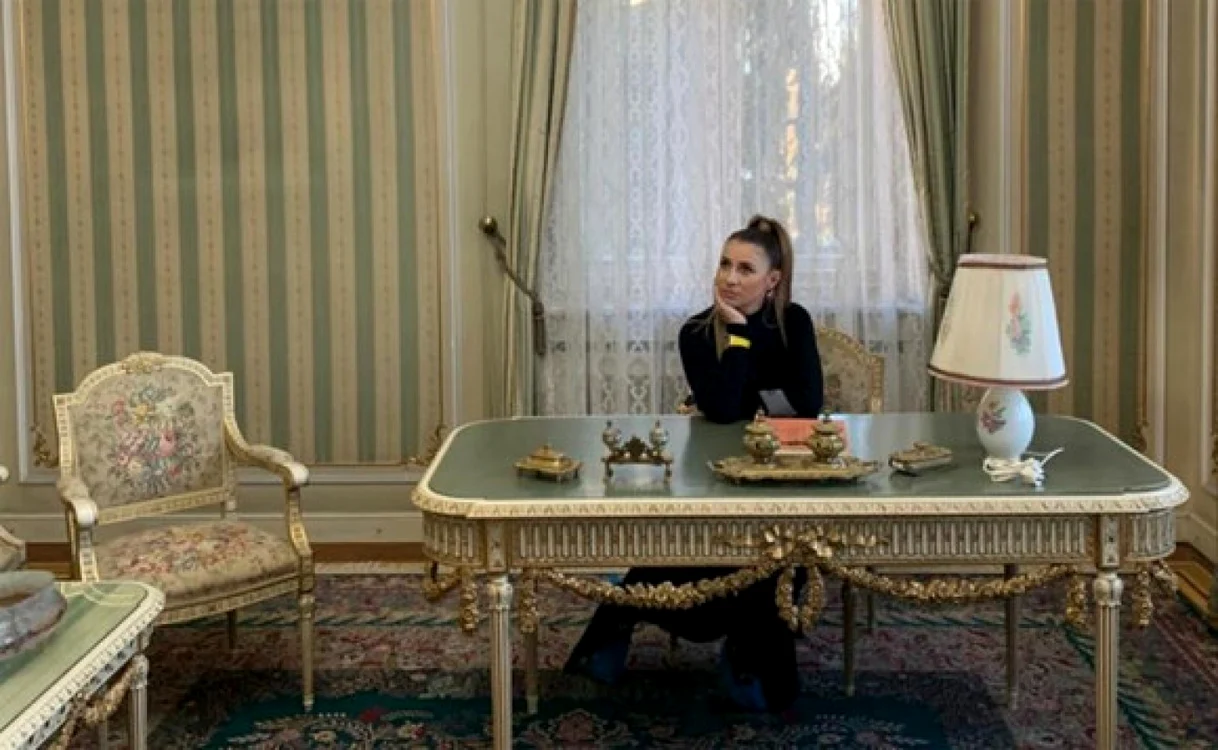 Anamaria e foarte mândră de noul aspect al casei şi în special de decoraţiunile luxoase