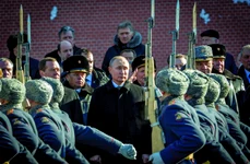 Dmitri Medvedev și Vladimir Putin, la o paradă militară a soldaților ruși (© Profimedia)