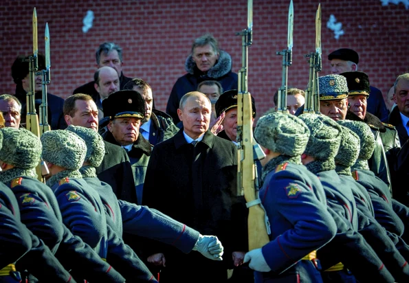 Dmitri Medvedev și Vladimir Putin, la o paradă militară a soldaților ruși (© Profimedia)