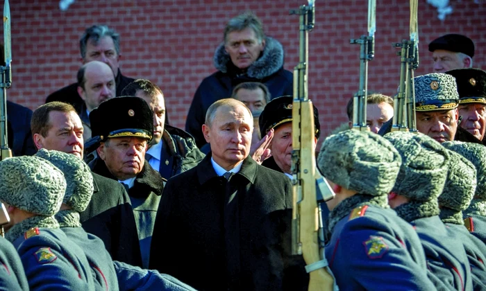Dmitri Medvedev și Vladimir Putin, la o paradă militară a soldaților ruși (© Profimedia)