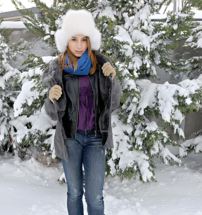 
    Când pleci de acasă, nu uita căciula, fularul şi mănuşile. Pe sub geacă sau palton trebuie să ai mai multe straturi de haine: tricou, maletă, pulover.  