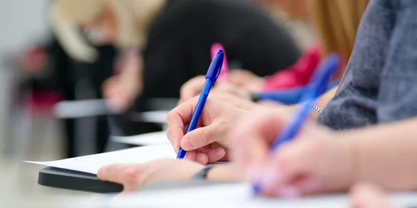 Examen - elevi- scoala FOTO Shutterstock 