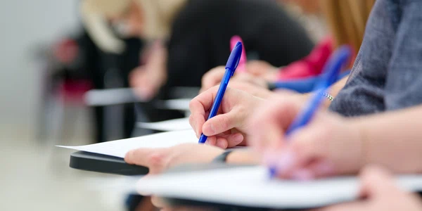Examen - elevi- scoala FOTO Shutterstock 