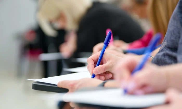 Examen - elevi- scoala FOTO Shutterstock 