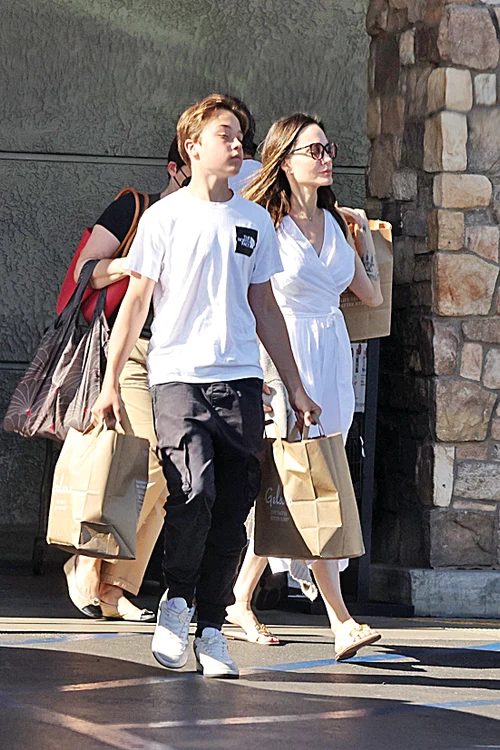 Angelina Jolie, surprinsă la cumpărături cu fiul său în vârstă de 14 ani