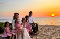 Laura Cosoi, alături de soțul ei, Cosmin Curticăpean, și de cele 4 fiice ale lor, Rita, Vera, Aida și Lara   Instagram jpg