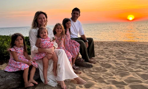 Laura Cosoi, alături de soțul ei, Cosmin Curticăpean, și de cele 4 fiice ale lor, Rita, Vera, Aida și Lara Instagram jpg