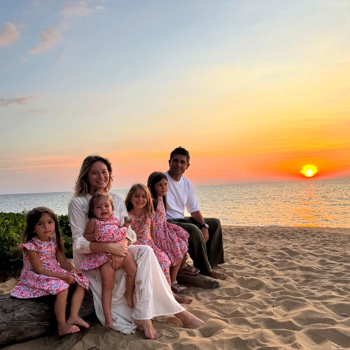 Laura Cosoi, alături de soțul ei, Cosmin Curticăpean, și de cele 4 fiice ale lor, Rita, Vera, Aida și Lara Instagram jpg