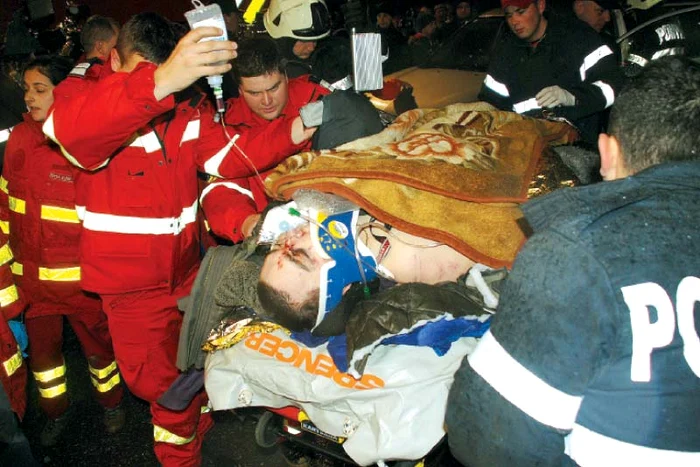 Copilotul Răzvan Petrescu a suferit fracturi la ambele picioare. El a fost operat şi este stabil (fotografii: Mediafax / Mircea Petrescu)