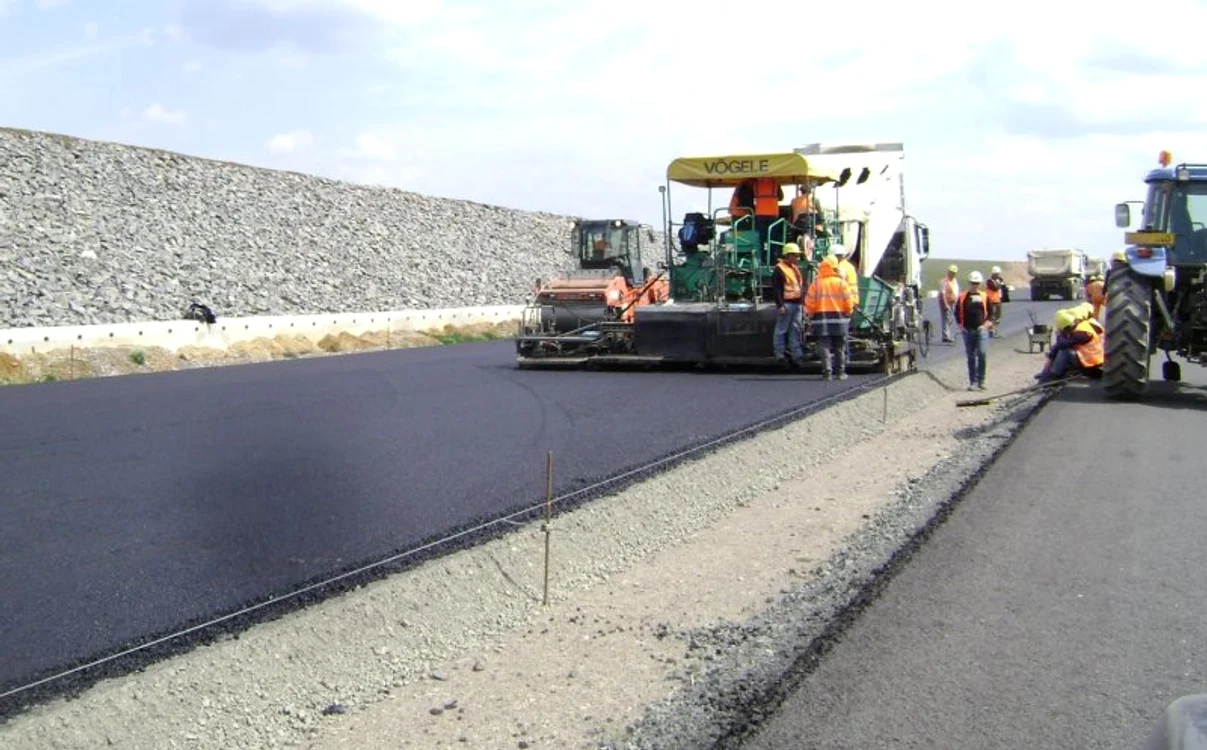 
    Primii kilometri de autostradă pe 2021 ar putea fi dați în circulație la vară  
