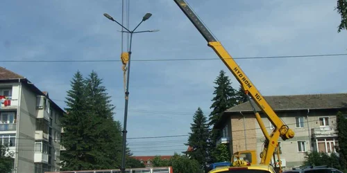 Se monteaza stalpi de iluminat in sensurile giratorii