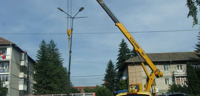 Se monteaza stalpi de iluminat in sensurile giratorii