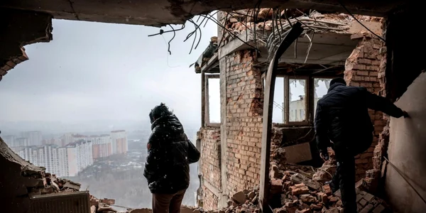 Atac cu drone Kiev Tetiana evalueaza pagubele in apartamentul sau FOTO EPA EFE jpg