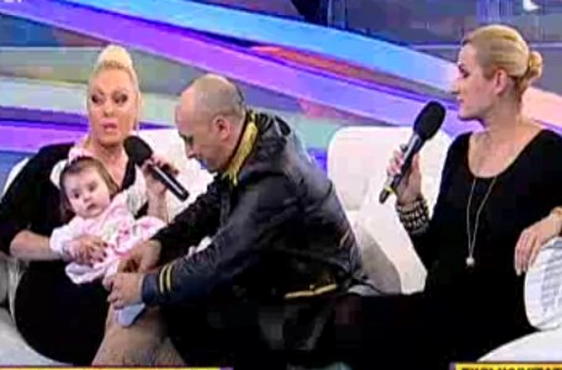 
    Marcel Pavel schimba fetita  