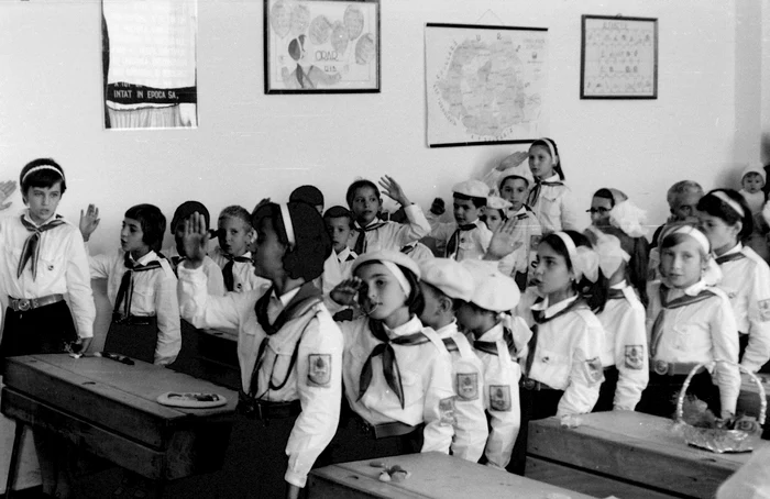 Elevi pionieri participă la o ceremonie școlară, simbol al educației comuniste