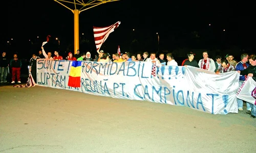 Aşteptaţi de fani la aeroport jpeg