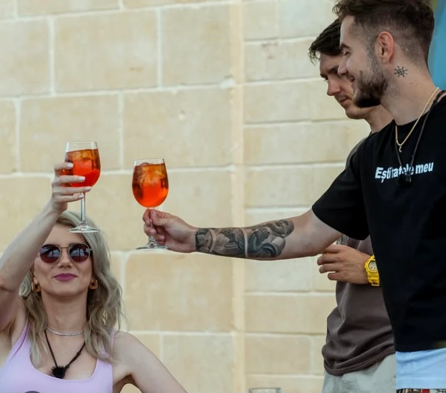 Concurenții, petreceri cu alcool în timpul liber foto: Instagram 