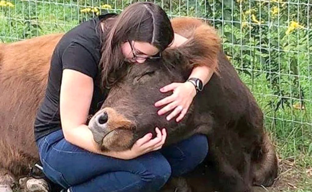 
    Maggie, o orășeancă stresată, consolată de Bonnie  