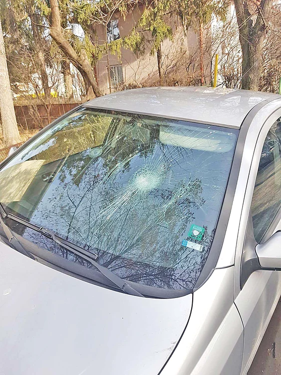 Urmărit de jandarmi, Mihai Niţescu a spart parbrizul unei maşini