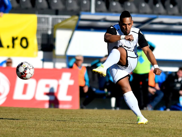 Eric de Oliveira este un specialist al loviturilor libereFoto: Sport Pictures