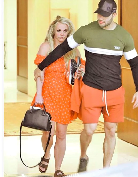 Aprilie 2019 - Vedeta este scoasă din spitalul de psihiatrie de iubitul Sam