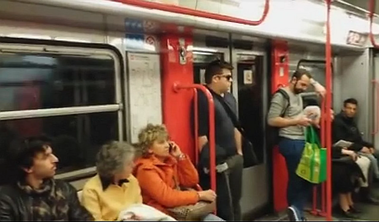 
    Mai mulți tineri au făcut o demonstrație de talent la metroufoto: captură video  