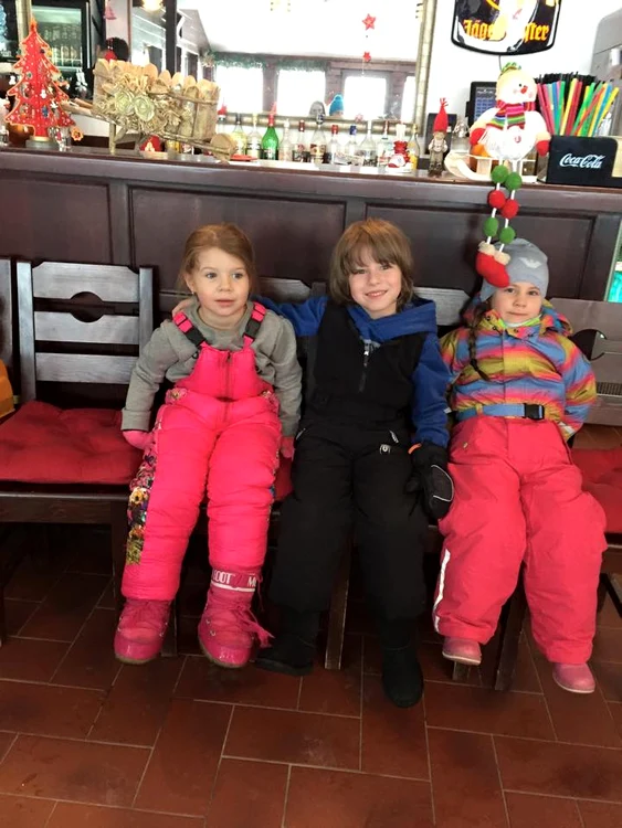 Laurențiu Reghecampf Jr, alături de fiicele nașilor