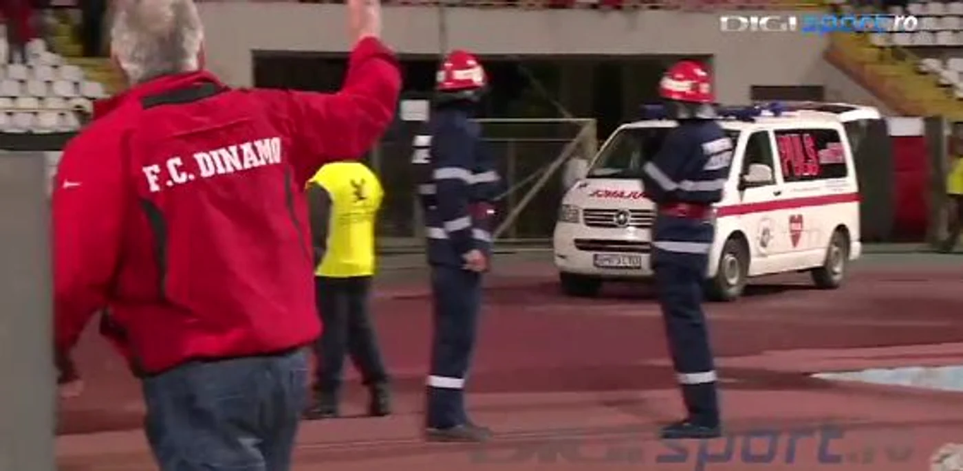 Ambulanța intră în stadion după ce suporterii au deschis porțile!