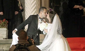 Gabi şi Georgiana Stancu  s au sărutat cu patos  în faţa bisericii jpeg