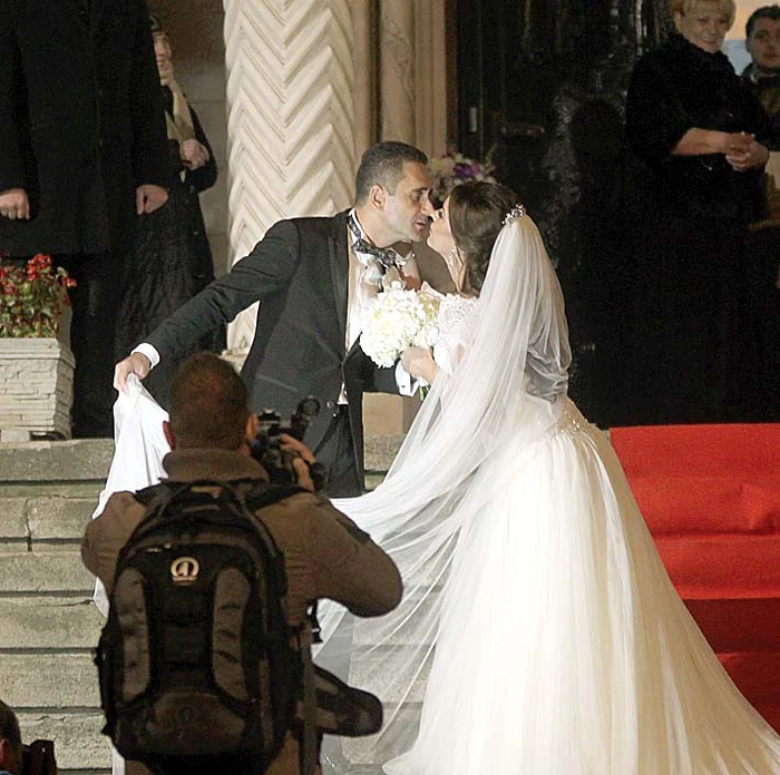 Gabi şi Georgiana Stancu s-au sărutat cu patos în faţa bisericii