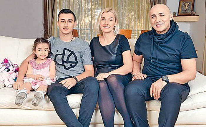 Marcel Pavel, alături de familia sa. Soția și copiii își vor face și ei testele pentru a afla dacă au luat boala