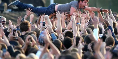 Cântăreţul James Blunt e purtat pe braţe de mulţime  la Ceremonia de închidere a Jocurile Invictus în parcul Queen Elizabeth din Londra Anglia FOTO Guliver/Getty Images