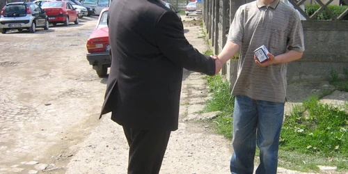 Consilierul local Mihai Rusu i-a înmanat lui Ionut Daniel lupu un telefon de aproximativ 200 de lei