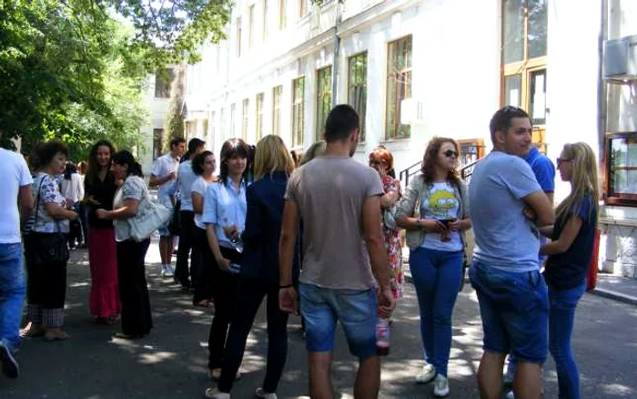 Elevi în curtea Colegiului Naţional Traian din Turnu Severin FOTO Corina Macavei