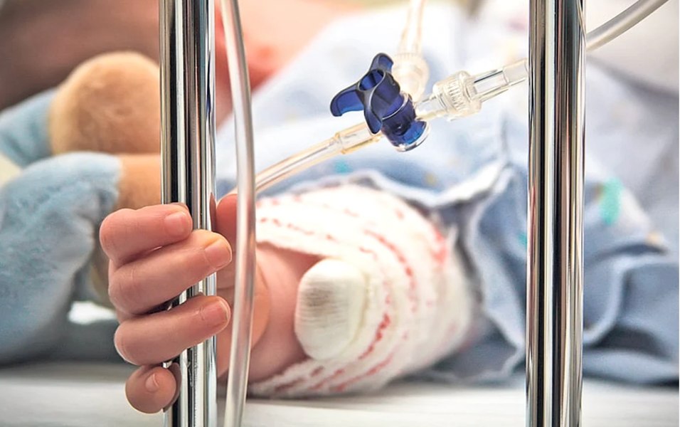 A intrat în moarte cerebrală fetiţa de 3 ani, din Iaşi, spălată pe cap cu un insecticid pentru animale