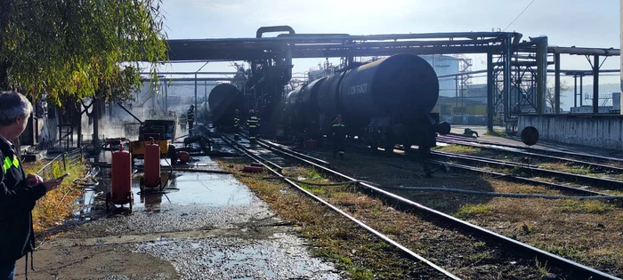 Incendiu la un vagon cu păcură din Port Bazinul Nou FOTO: ISU Galați