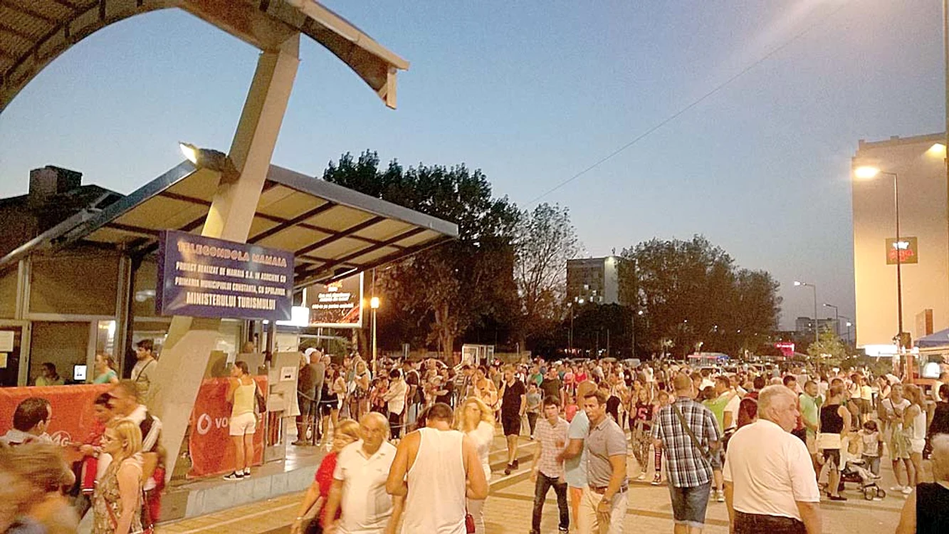 La telegondola din Mamaia cozile sunt  interminabile