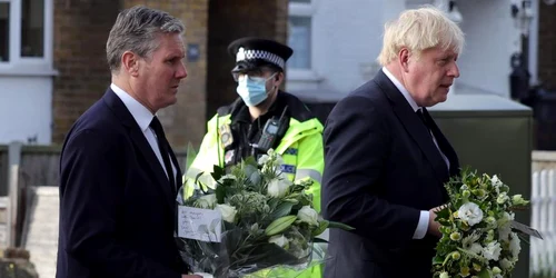 Keith Starmer si Boris Johnson depunand flori la locul uciderii lui David Amess FOTO EPA-EFE