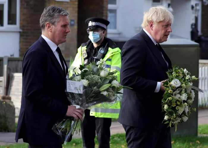 Keith Starmer şi Boris Johnson depunând flori la locul uciderii lui David Amess FOTO EPA-EFE